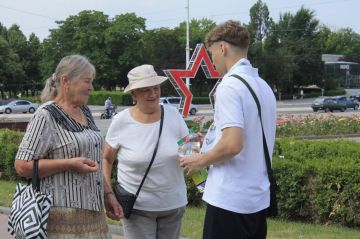 В Тирасполе прохожим раздали бутылки с водой