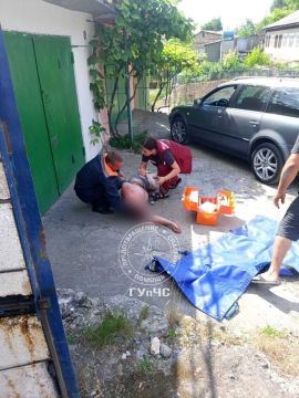 Мужчина закрылся в своём гараже с заведённым двигателем и не реагировал на просьбы открыть