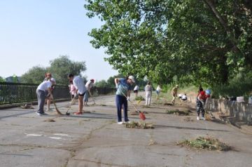 В Бендерах провели субботник на городской набережной