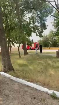 Густая стена дыма. В Бендерах (микрорайон "Ленинский") пожарные продолжают тушить пшеничное поле