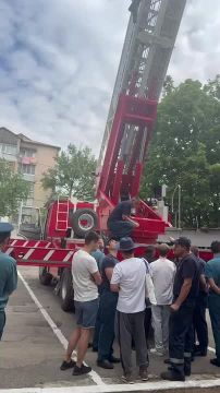 Китайские инструкторы обучают приднестровских пожарных пользоваться китайской пожарной техникой