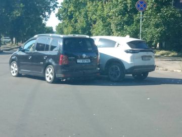 Машины стукнулись на перекрестке у Зари и наделали утреннюю пробку в Тирасполе