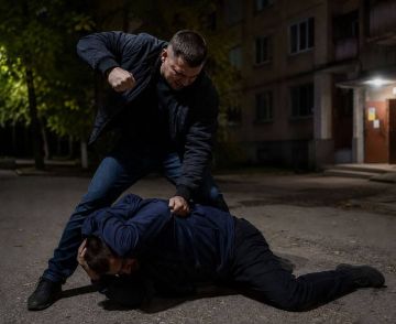 Пытался вернуть деньги силой