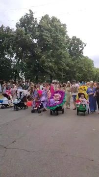 В центре Слободзеи прошел парад детских колясок