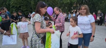 Призы - победителям, викторина и один из волнительных моментов — розыгрыш призов для участников праздника! И хотя победителей "выбирал" компьютер, генератор случайных чисел оказался справедливым: подарки достались самым...