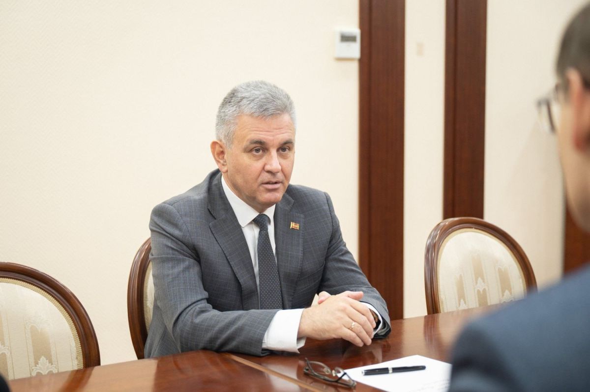 Президент провёл встречу с главами МИД ПМР Виталием Игнатьевым и Минэкономразвития Сергеем Оболоником