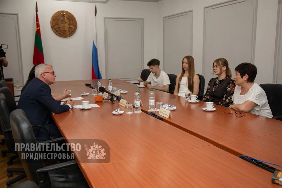 Выпускники, получившие 100 баллов на ЕГЭ, встретились с Вице-премьером Виталием Нягу