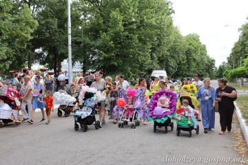 Участники V районного фестиваля «Парад колясок» представили оригинальные композиции по мотивам известных мультфильмов и сказок