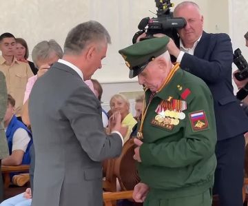 Вадим Красносельский наградил ветерана Владимира Громова орденом Суворова