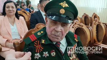 Во Дворце Республики чествуют ветерана Владимира Громова