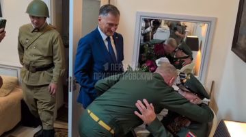 Владимир Громов с самого утра принимает поздравления. Ветерану Великой Отечественной войны сегодня исполнилось 100 лет