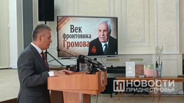 Президент ПМР Вадим Красносельский поздравил ветерана Владимира Громова с вековым юбилеем