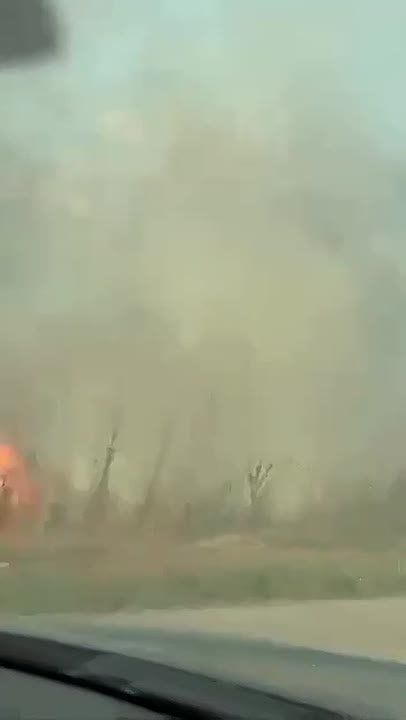 Горит поле недалеко от Днестровска, видео сняли очевидцы