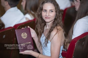 Вице-премьер Виталий Нягу вручил молодым врачам дипломы об окончании ординатуры