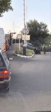 Кто еще рискнет спуститься от моста по газону вниз на набережную