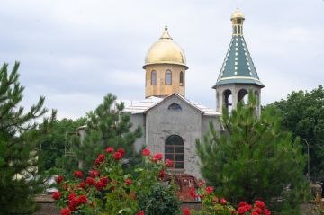 Президент принял участие в церемонии водружения православного креста на купол храма Архистратига Михаила