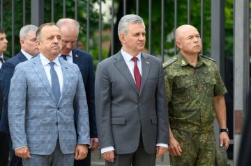 Президент ПМР Вадим Красносельский принял участие в церемонии водружения креста на храм Архистратига Михаила и прочих небесных сил бесплотных
