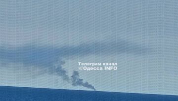 Напротив Затоки в море горит очередное судно