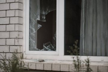 Не выдержал расставания — разбил окна