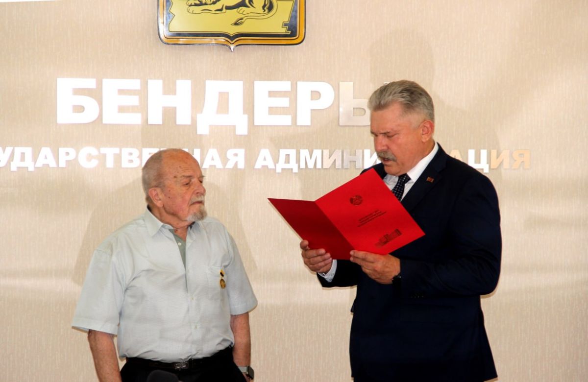 Николая Шестакова, участника Совещательного собрания депутатов Верховного Совета ПМР I и II созывов поздравил председатель Комитета по вопросам региональной политики, местному самоуправлению и ЖКХ, а также член Комиссии по...