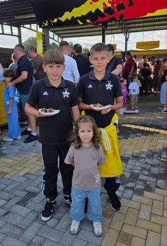 До матча час с небольшим.. - А не пора ли нам подкрепиться?