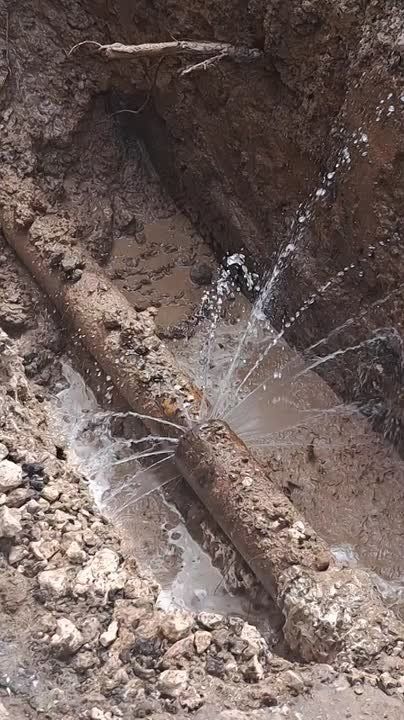 А это фонтан на Текстилях, коммунальщики начали откачивать воду