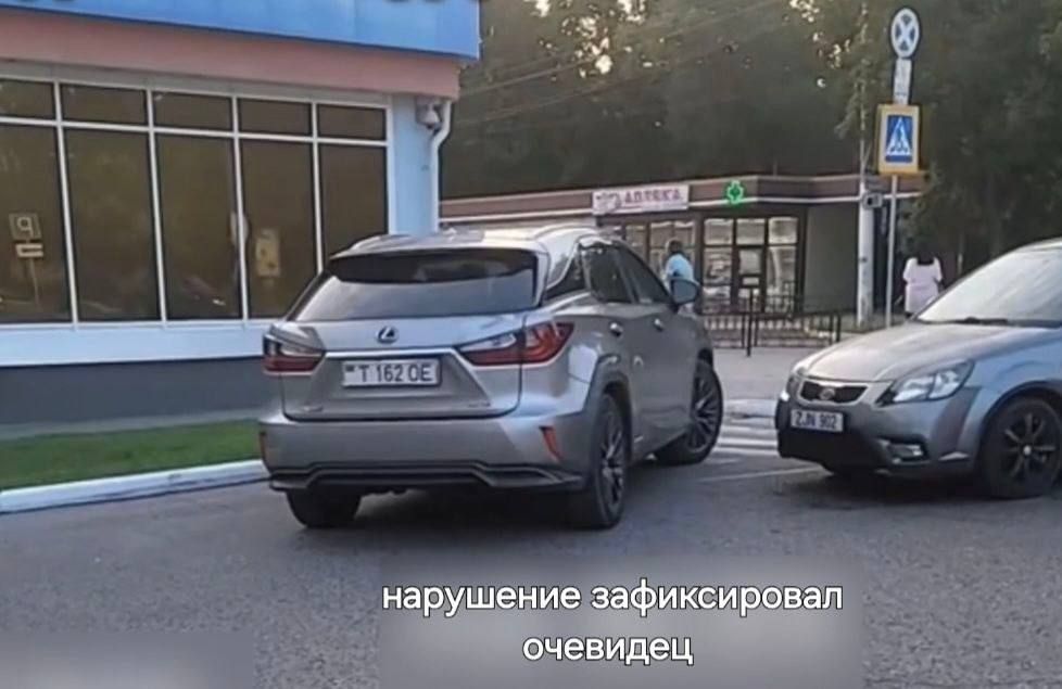 Парковка на «зебре». . Водитель Lexus «оригинально» припарковался возле супермаркета в столице