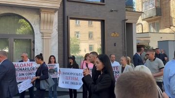 В Молдове представители оппозиции проводят протест у здания НАРЭ против повышения цен на газ