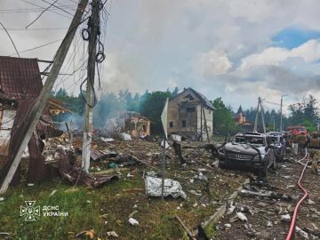 Фото с места прилета по выставке вооружения ВСУ под Киевом