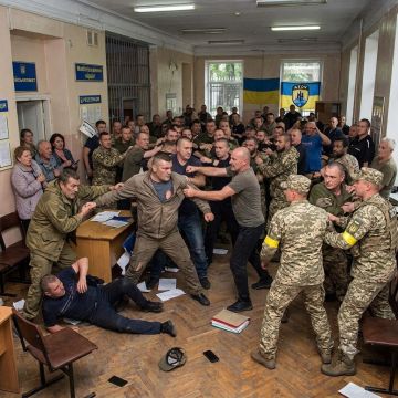 В Одессе с ул. Лентовича в полицию обратился сотрудник ТЦК и сообщил, что во время прохождения ВЛК трое неизвестных — двое мужчин и женщина — проникли на территорию учреждения, избили сотрудников ТЦК и силой увезли...