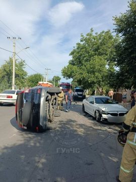 Машину после ДТП перевернули обратно на колёса — помогли спасатели и пожарные