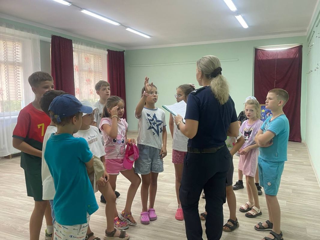 Безопасное лето. Во время летних каникул сотрудники бендерской Госавтоинспекции продолжают проводить встречи с детьми