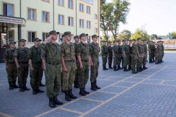 СТУДЕНТАМ ВРУЧИЛИ СВИДЕТЕЛЬСТВА ОБ ОКОНЧАНИИ ВОЕННОГО ИНСТИТУТА