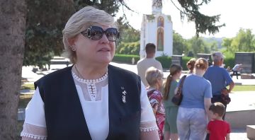 В Тирасполе на Мемориале Славы цветы к Вечному огню и памятным плитам возложили первый Президент ПМР Игорь Смирнов, вице-спикер Галина Антюфеева, заместитель Председателя Правительства Виктор Таранов, представители...