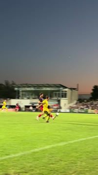 Данила Форов забивает, 4-1 на табло