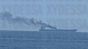 Возле Одессы снова горит судно в море