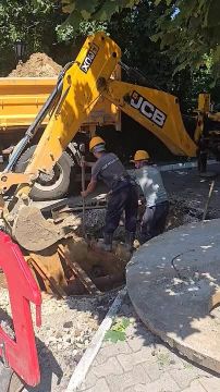 Работники водоканала на улице в жару и без кондиционера устраняют прорыв в центре Тирасполя