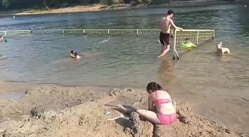Многие спасаются от жары на городском пляже