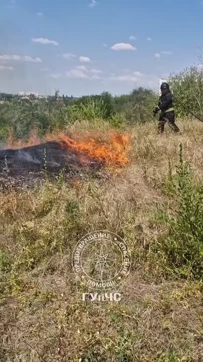 Прямо сейчас столичные пожарные тушат сухую траву в Октябрьском микрорайоне Тирасполя