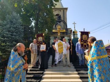 В день празднования Почаевской иконы Божией Матери, в Петро-Павловском монастыре прошёл крестный ход