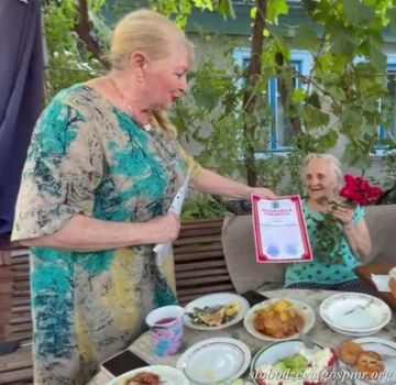 В Ближнем Хуторе с 95-летием поздравили труженика тыла Марию Грозу