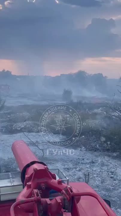 А это видео из столицы — горела свалка в переулке Энергетиков