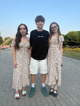 Сёстры Катя и Маша со своим братом Колей приехали к нам из Москвы