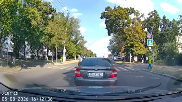 «Шевроле» чуть не сбил мужчину с ребёнком вчера на пешеходном переходе в Тирасполе по улице Сакриера