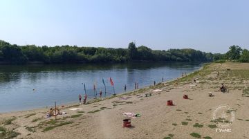 А так отдыхают на городском пляже