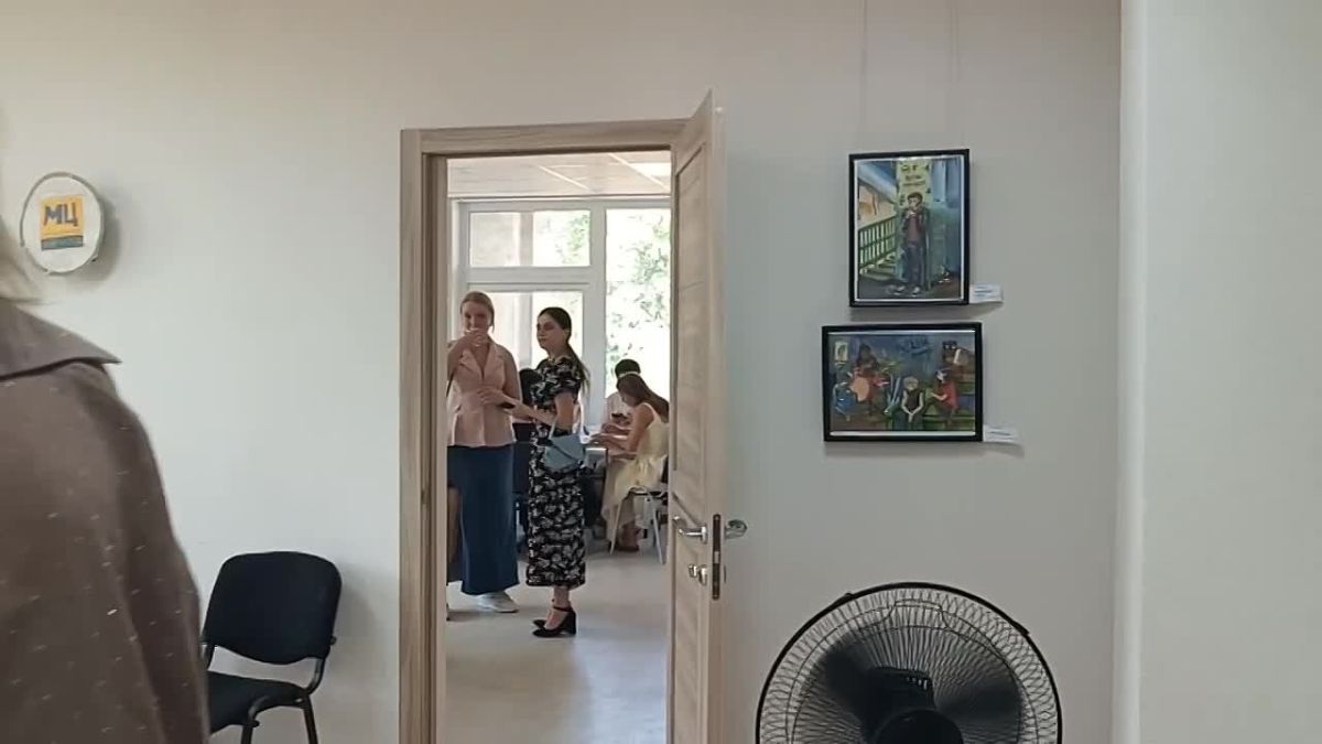 В Молодёжном центре открылась выставка «Арт-дебют» — свои работы представили непрофессиональные художники