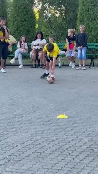 Болельщики прямо сейчас забивают мячи в ворота и выигрывают призы в конкурсах