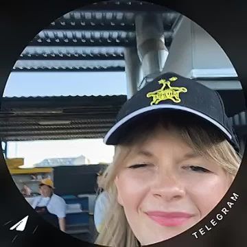 Болельщики уже подтягиваются на матчдэй, пока на фудкорте жарят свиные и куриные шашлыки