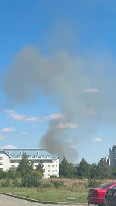 Прямо сейчас горит сухая трава в районе дач за кладбищем Западное
