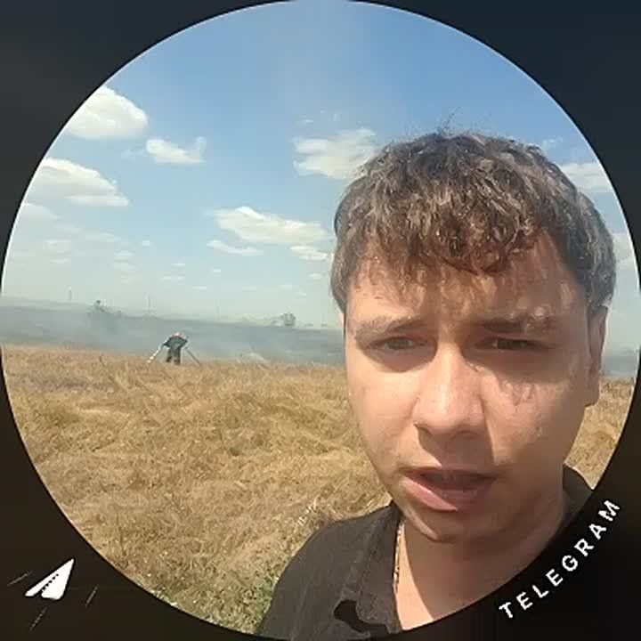 Две пожарные машины тушат траву, масштаб пожара пока оценить невозможно